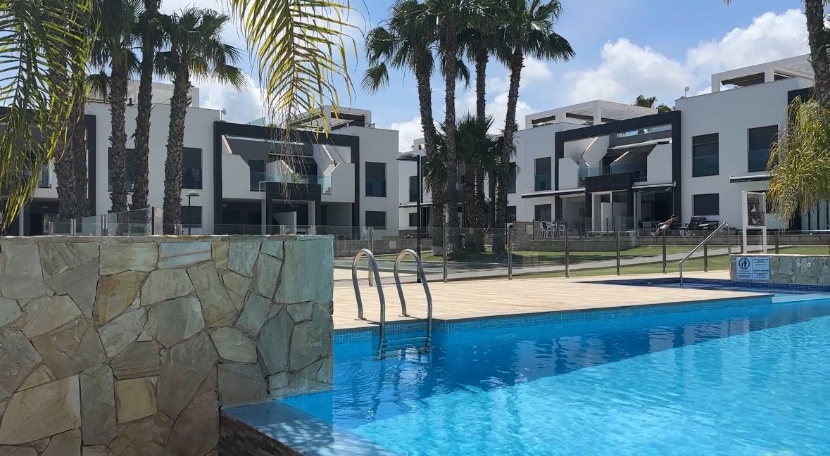 Dieser stilvolle Bungalow im Obergeschoss in der begehrten Wohnanlage Oasis Beach La Zenia bietet die perfekte Kombination aus Komfort, Lage und medi