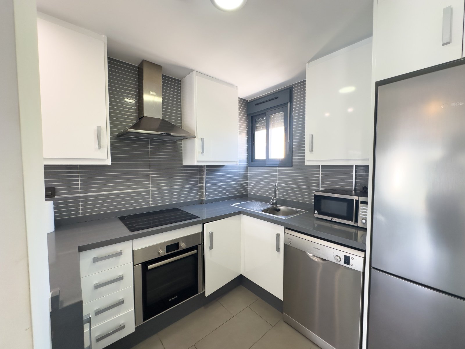Dieser stilvolle Bungalow im Obergeschoss in der begehrten Wohnanlage Oasis Beach La Zenia bietet die perfekte Kombination aus Komfort, Lage und medi