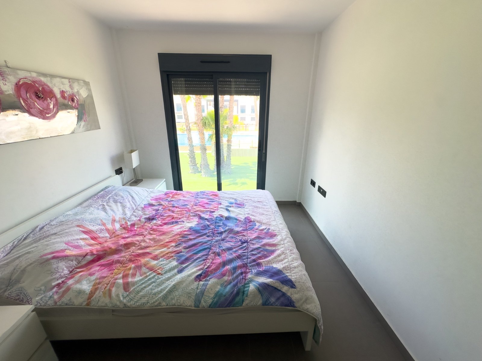 Dieser stilvolle Bungalow im Obergeschoss in der begehrten Wohnanlage Oasis Beach La Zenia bietet die perfekte Kombination aus Komfort, Lage und medi