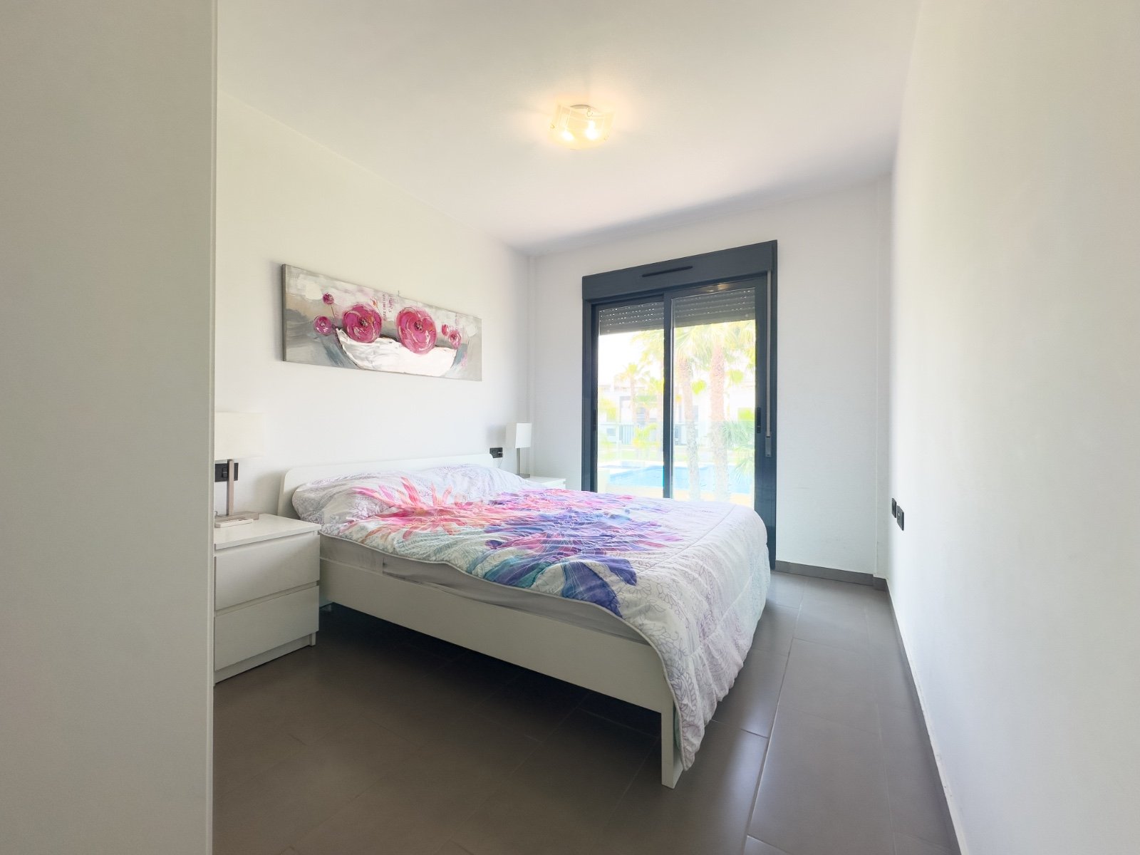 Dieser stilvolle Bungalow im Obergeschoss in der begehrten Wohnanlage Oasis Beach La Zenia bietet die perfekte Kombination aus Komfort, Lage und medi