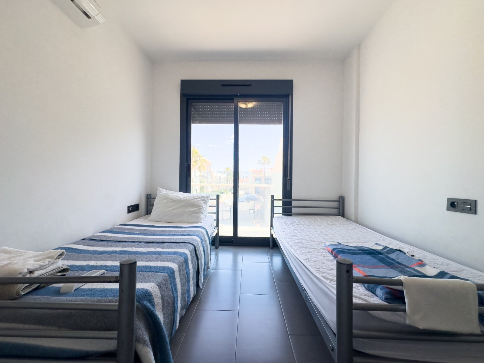 Dieser stilvolle Bungalow im Obergeschoss in der begehrten Wohnanlage Oasis Beach La Zenia bietet die perfekte Kombination aus Komfort, Lage und medi