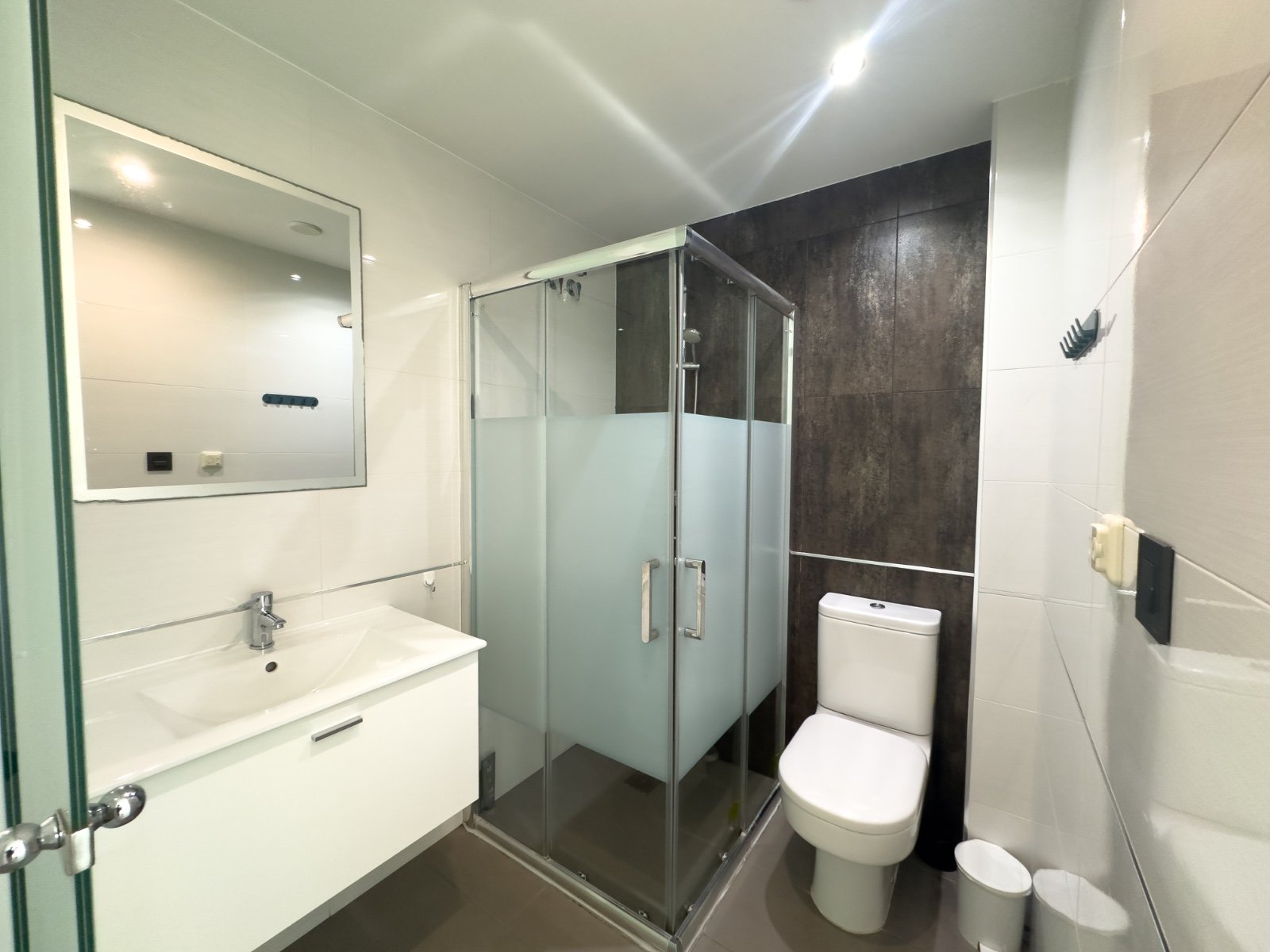 Dieser stilvolle Bungalow im Obergeschoss in der begehrten Wohnanlage Oasis Beach La Zenia bietet die perfekte Kombination aus Komfort, Lage und medi
