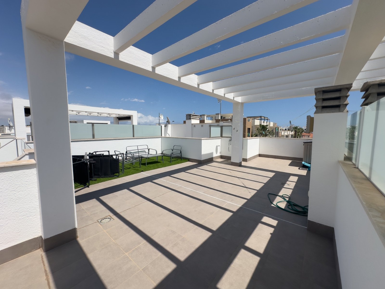 Dieser stilvolle Bungalow im Obergeschoss in der begehrten Wohnanlage Oasis Beach La Zenia bietet die perfekte Kombination aus Komfort, Lage und medi