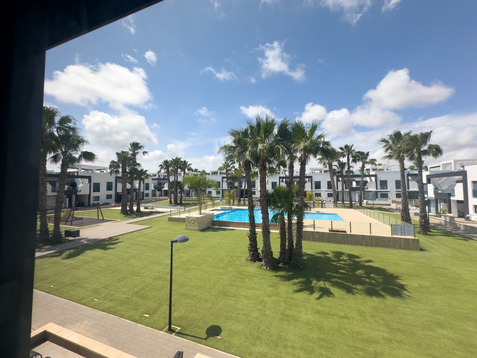Dieser stilvolle Bungalow im Obergeschoss in der begehrten Wohnanlage Oasis Beach La Zenia bietet die perfekte Kombination aus Komfort, Lage und medi