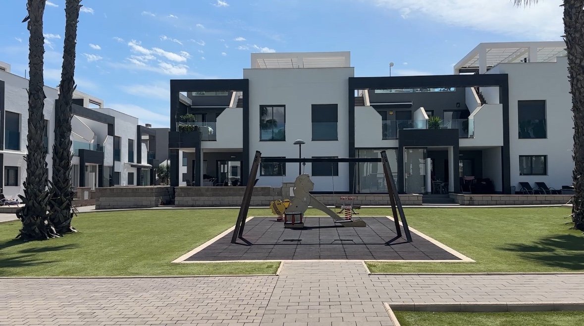 Dieser stilvolle Bungalow im Obergeschoss in der begehrten Wohnanlage Oasis Beach La Zenia bietet die perfekte Kombination aus Komfort, Lage und medi