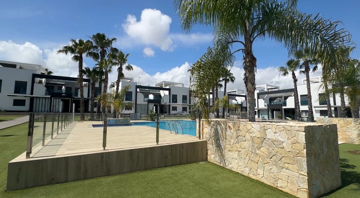Dieser stilvolle Bungalow im Obergeschoss in der begehrten Wohnanlage Oasis Beach La Zenia bietet die perfekte Kombination aus Komfort, Lage und medi