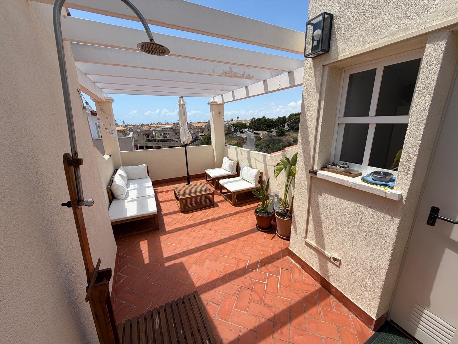  Willkommen in dieser einladenden Wohnung im Herzen von&amp;nbsp;Playa Flamenca, ideal gelegen, nur 10 Gehminuten vom beliebten Einkaufszentrum La Zen