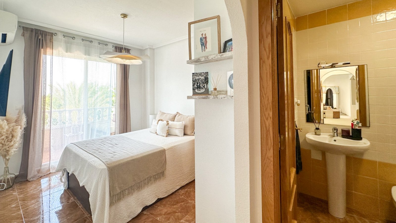 Renovierte Wohnung in der Nähe des Yachthafens Guardamar del Segura zu verkaufen.

Diese renovierte 2-Zimmer-Wohnung mit 2