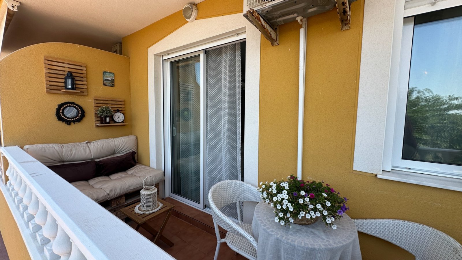 Renovierte Wohnung in der Nähe des Yachthafens Guardamar del Segura zu verkaufen.

Diese renovierte 2-Zimmer-Wohnung mit 2