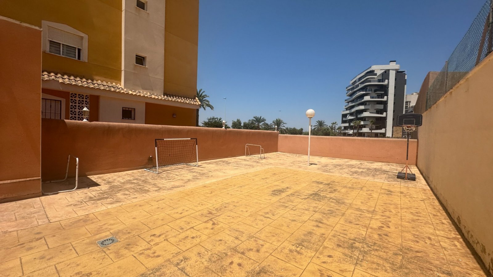 Renovierte Wohnung in der Nähe des Yachthafens Guardamar del Segura zu verkaufen.

Diese renovierte 2-Zimmer-Wohnung mit 2
