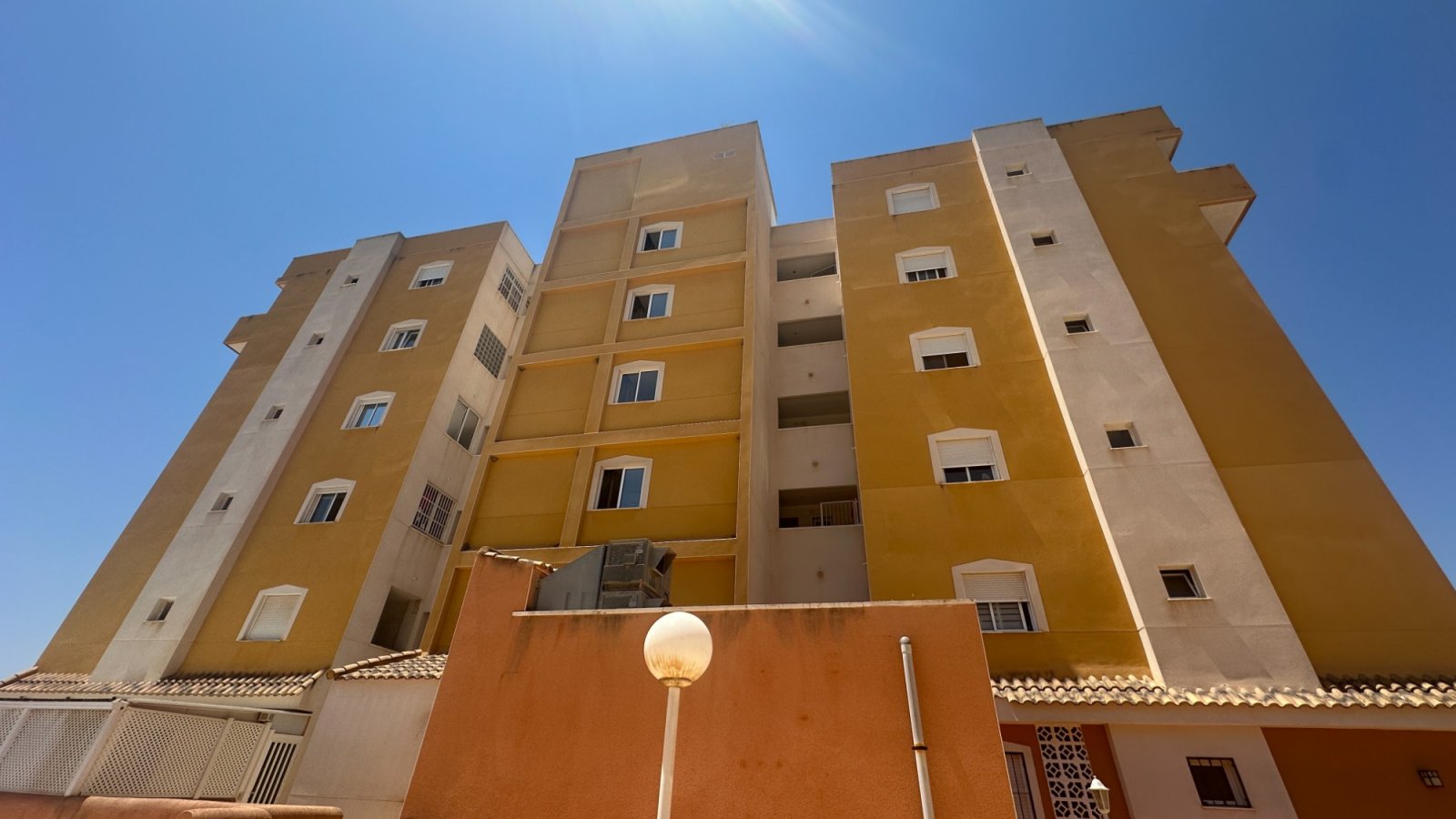 Renovierte Wohnung in der Nähe des Yachthafens Guardamar del Segura zu verkaufen.

Diese renovierte 2-Zimmer-Wohnung mit 2