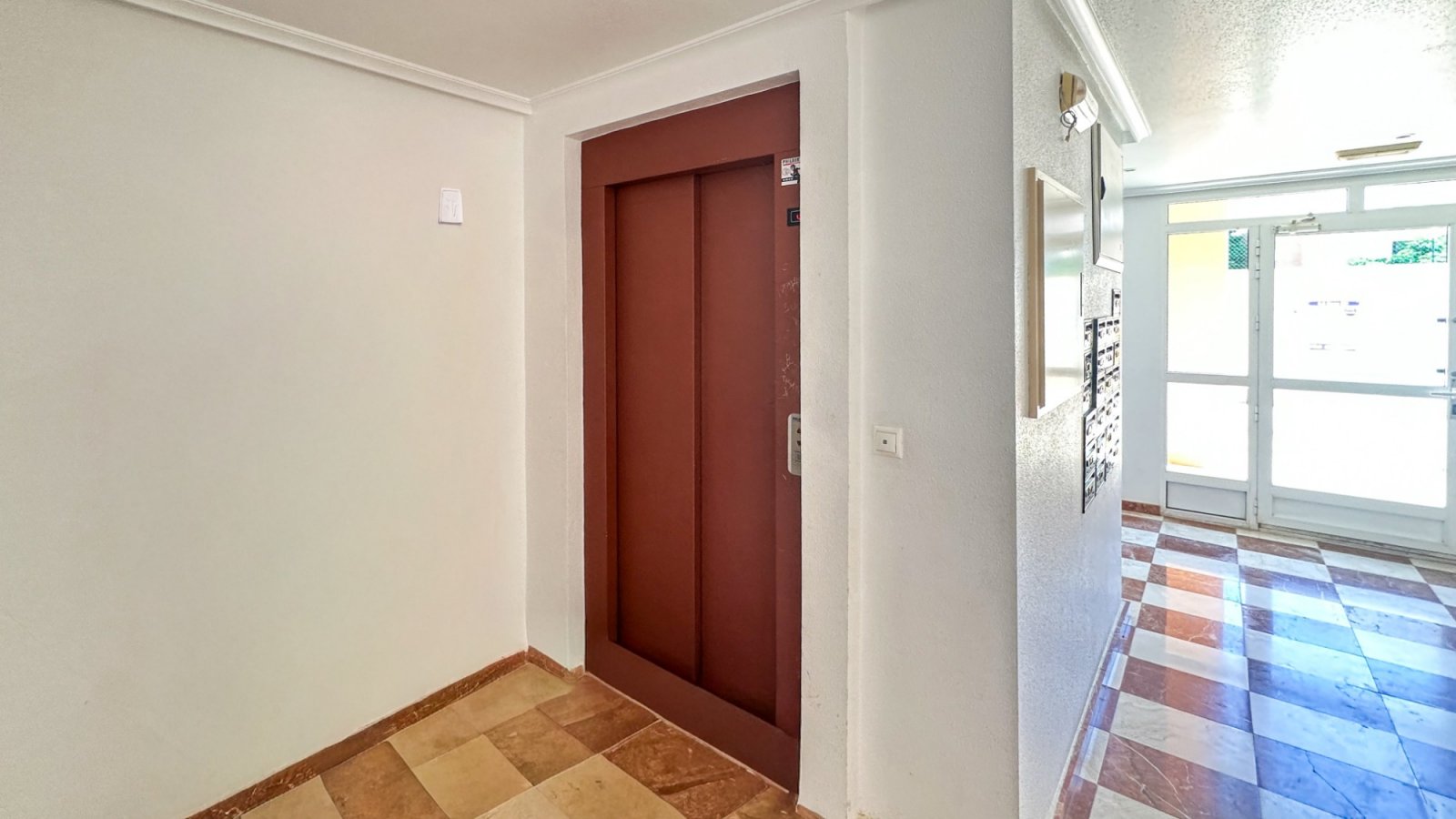 Renovierte Wohnung in der Nähe des Yachthafens Guardamar del Segura zu verkaufen.

Diese renovierte 2-Zimmer-Wohnung mit 2