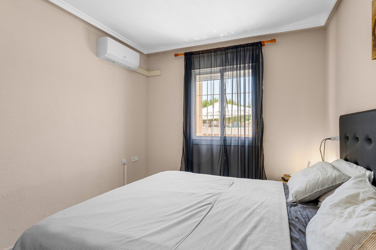 Detached villa with private pool for sale near Alicante | Quiet villa neighborhood | Costa Blanca
Palmhouses proudly presents this excell