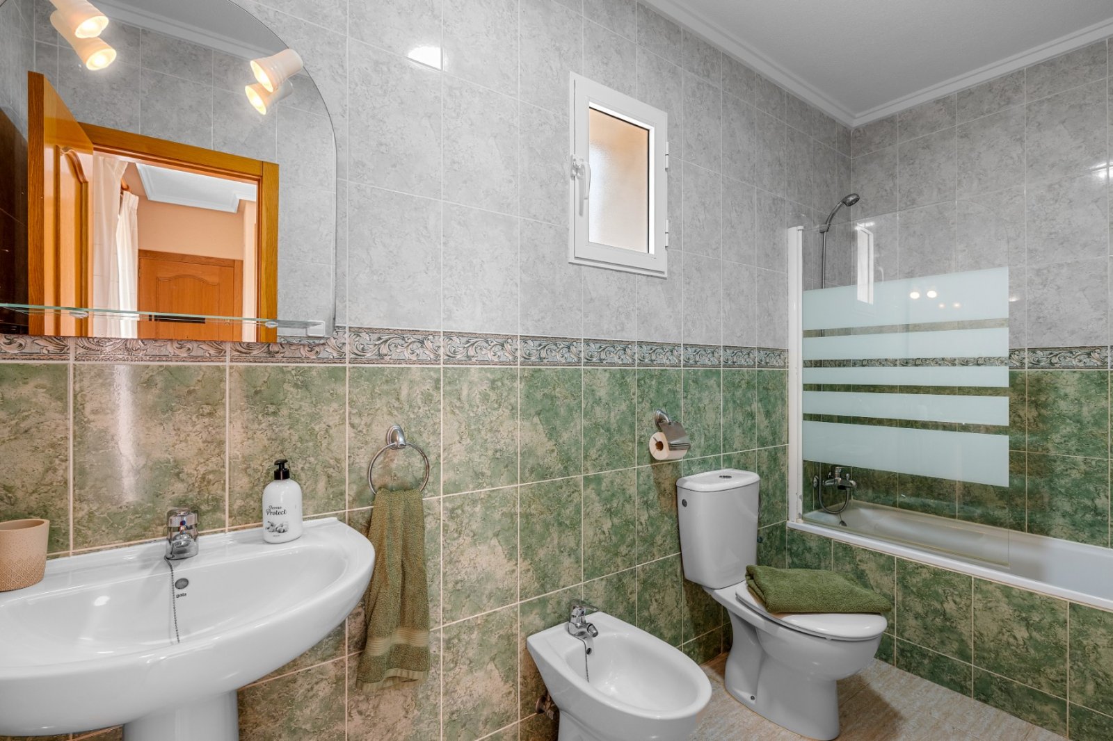 Detached villa with private pool for sale near Alicante | Quiet villa neighborhood | Costa Blanca
Palmhouses proudly presents this excell