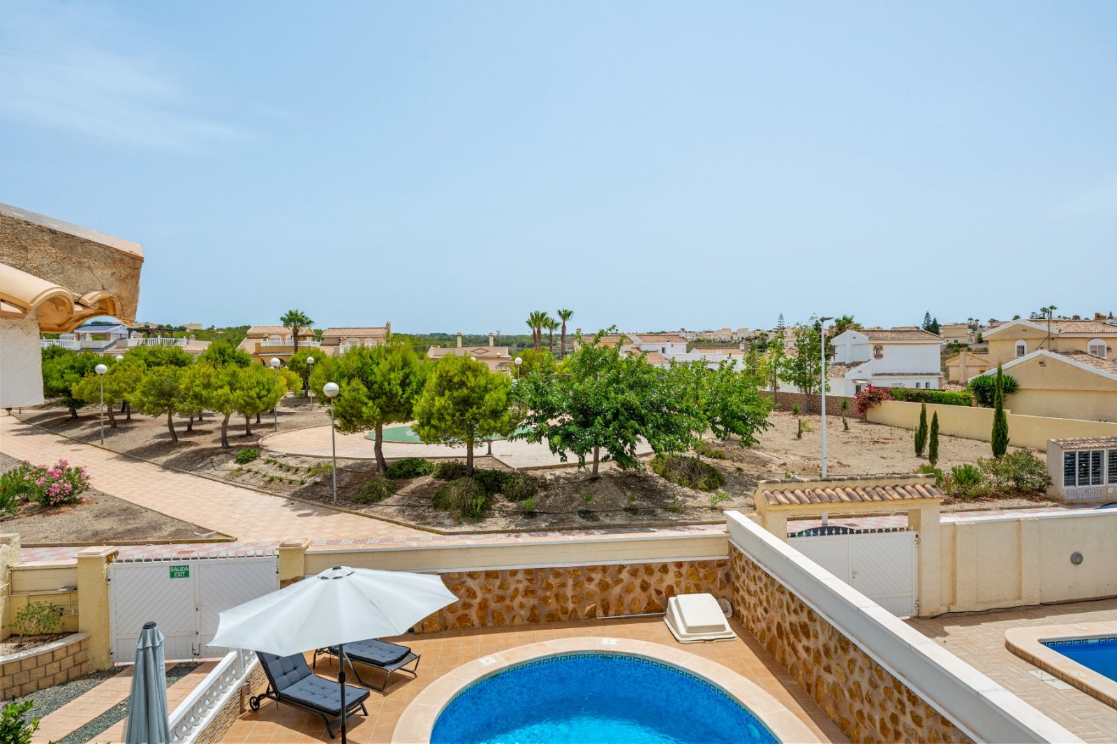 Detached villa with private pool for sale near Alicante | Quiet villa neighborhood | Costa Blanca
Palmhouses proudly presents this excell