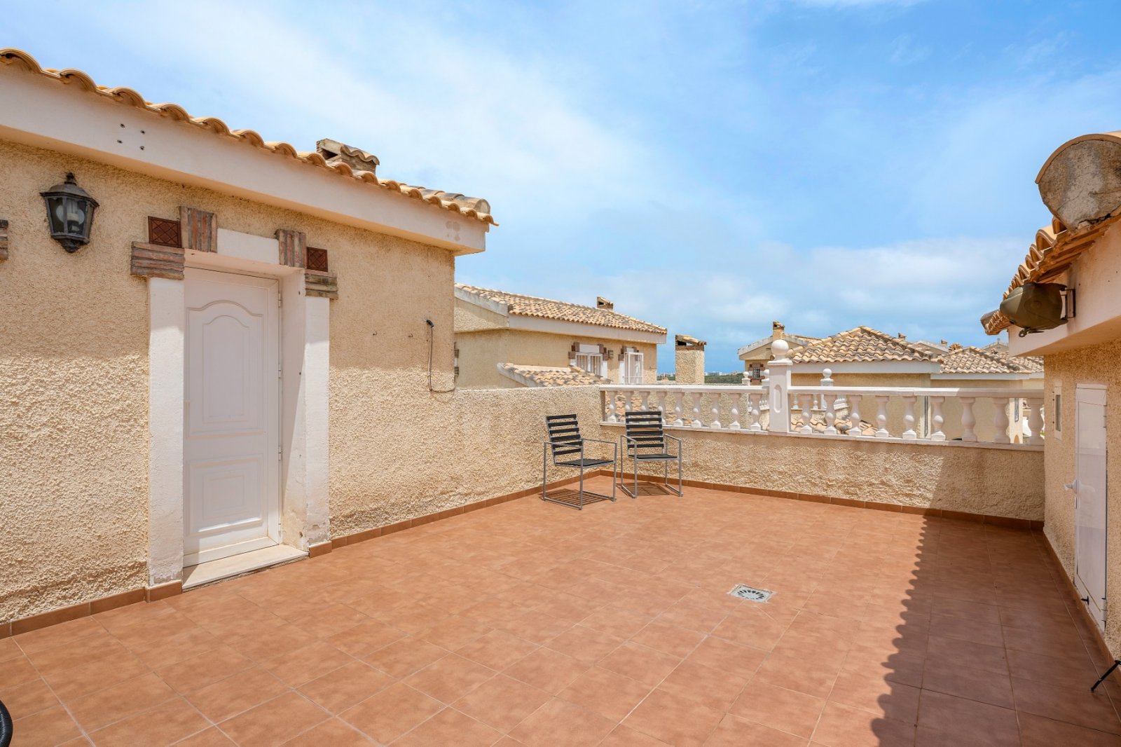 Detached villa with private pool for sale near Alicante | Quiet villa neighborhood | Costa Blanca
Palmhouses proudly presents this excell