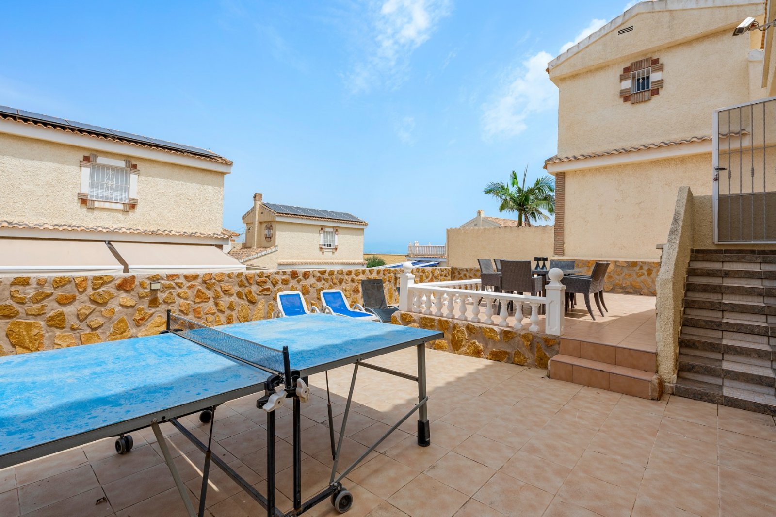 Detached villa with private pool for sale near Alicante | Quiet villa neighborhood | Costa Blanca
Palmhouses proudly presents this excell