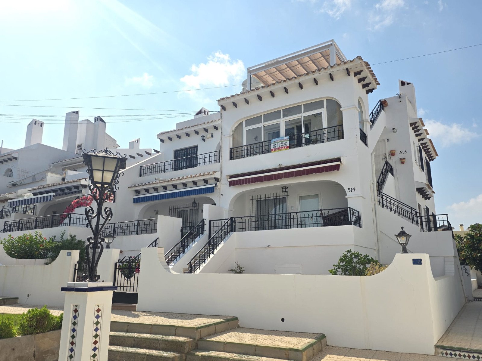Beautifully presented 2-bedroom, 1-bathroom apartment for sale in the highly sought-after Verdemar III community, Villamartín, Orihuela Costa. Locat