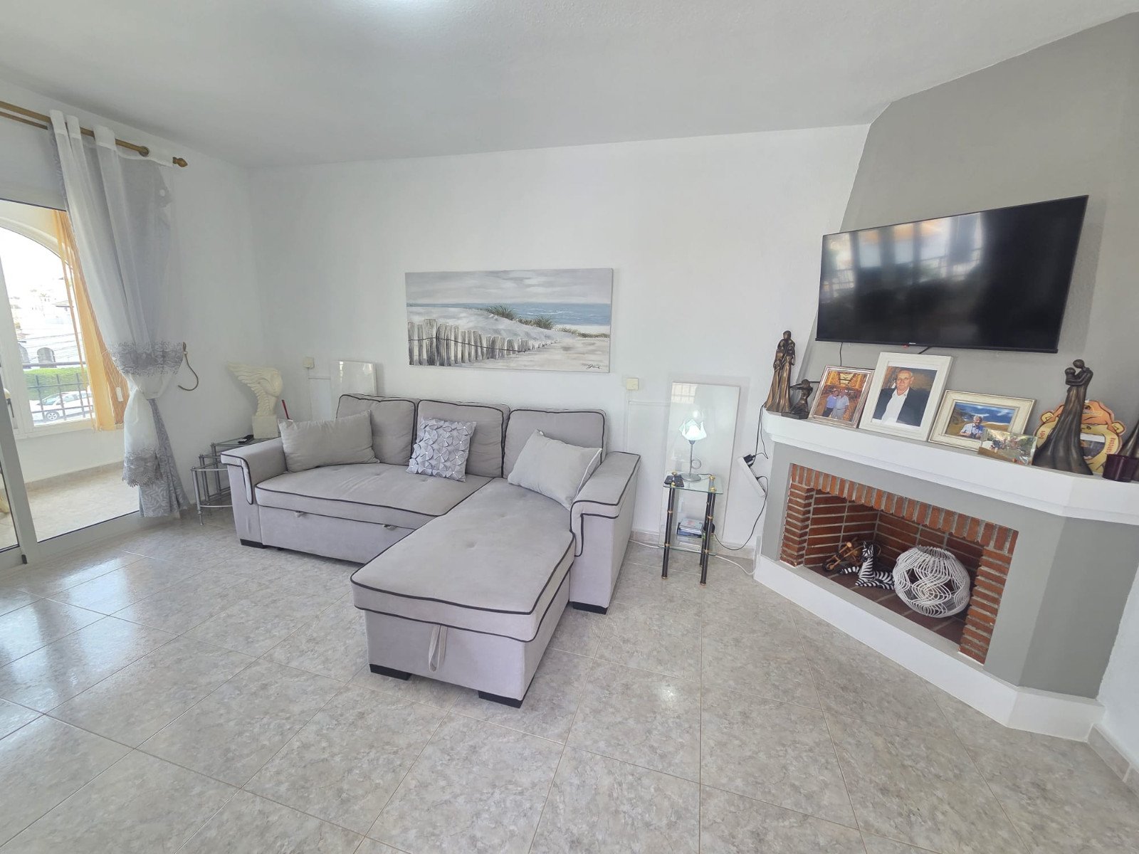 Beautifully presented 2-bedroom, 1-bathroom apartment for sale in the highly sought-after Verdemar III community, Villamartín, Orihuela Costa. Locat