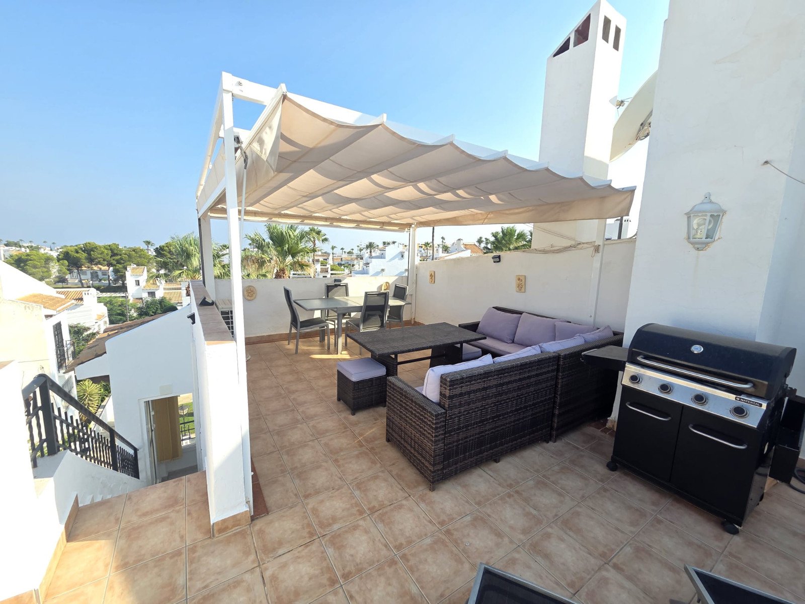 Beautifully presented 2-bedroom, 1-bathroom apartment for sale in the highly sought-after Verdemar III community, Villamartín, Orihuela Costa. Locat