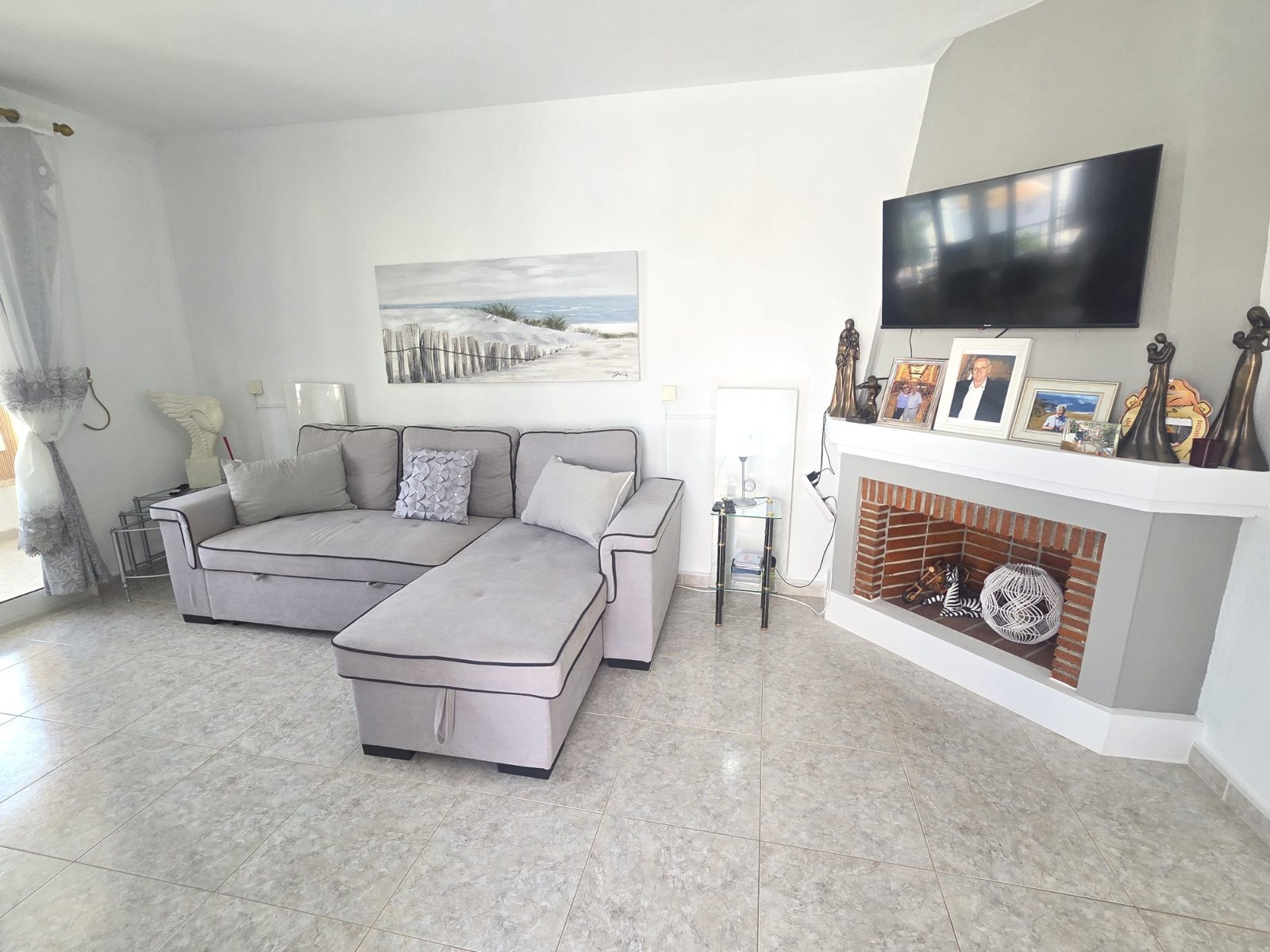 Beautifully presented 2-bedroom, 1-bathroom apartment for sale in the highly sought-after Verdemar III community, Villamartín, Orihuela Costa. Locat