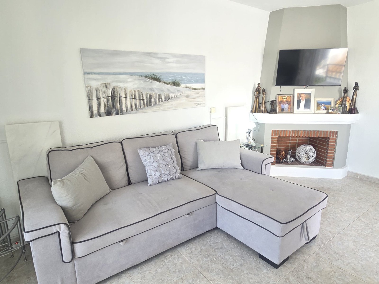 Beautifully presented 2-bedroom, 1-bathroom apartment for sale in the highly sought-after Verdemar III community, Villamartín, Orihuela Costa. Locat