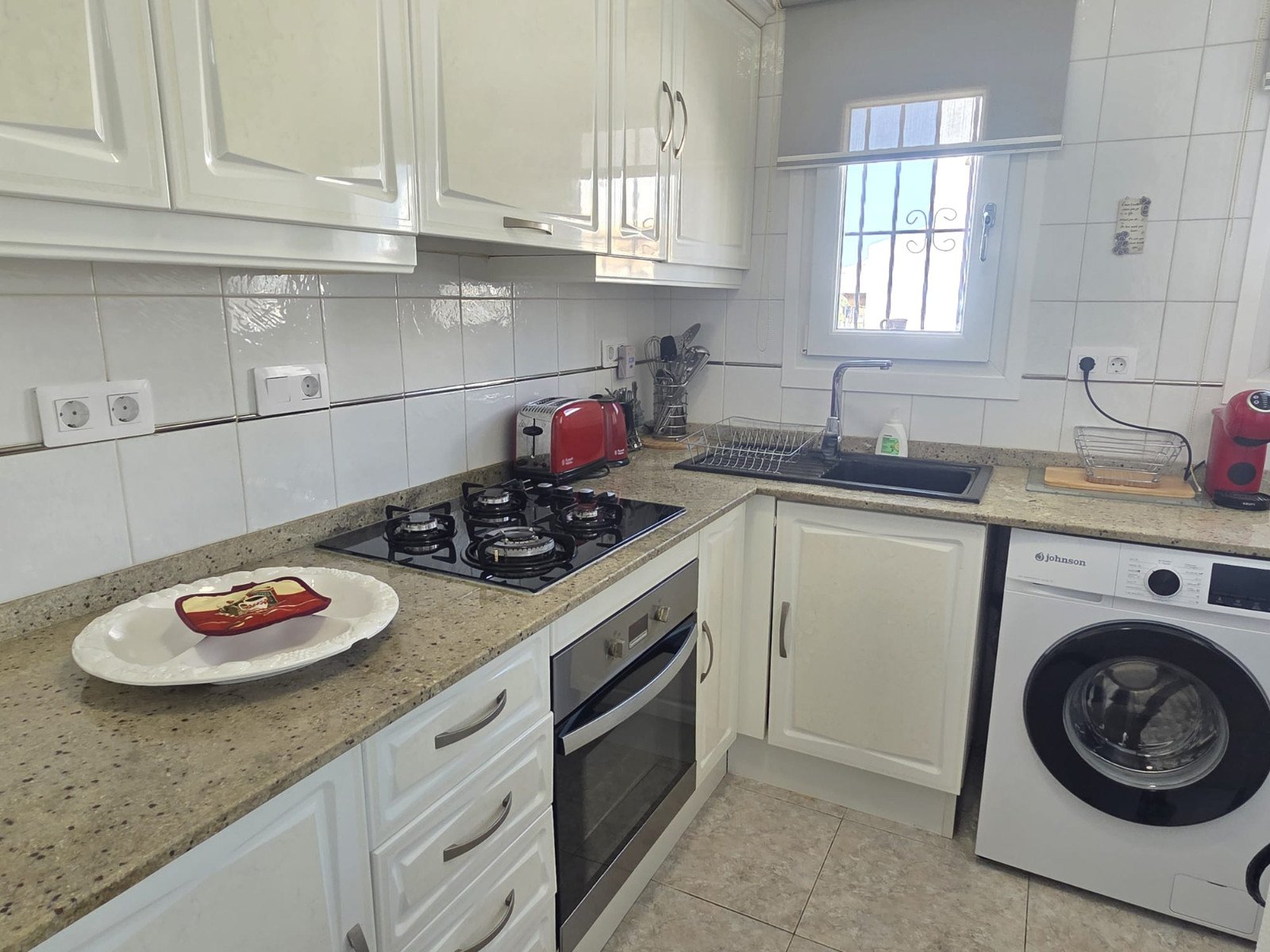 Beautifully presented 2-bedroom, 1-bathroom apartment for sale in the highly sought-after Verdemar III community, Villamartín, Orihuela Costa. Locat
