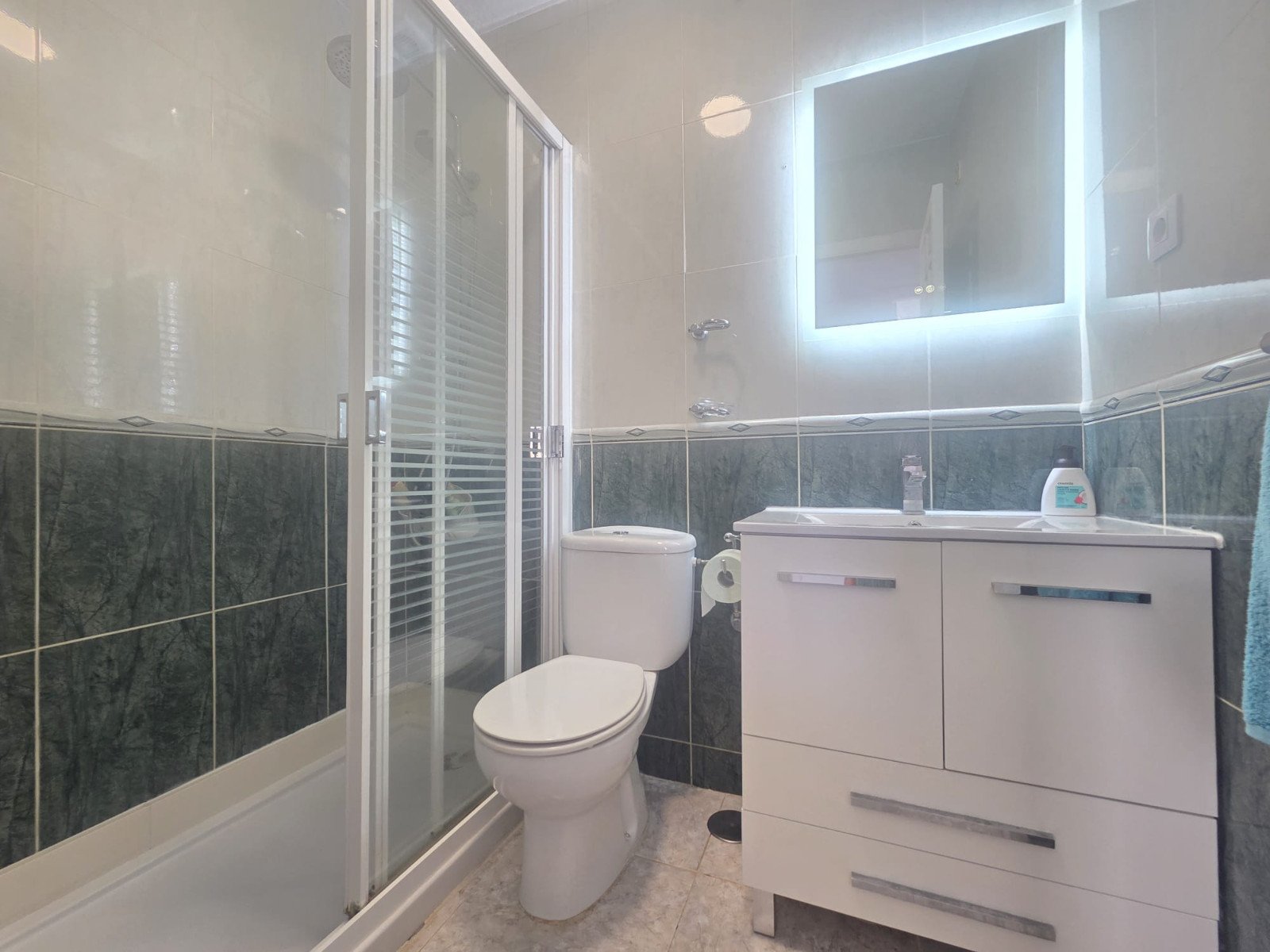 Beautifully presented 2-bedroom, 1-bathroom apartment for sale in the highly sought-after Verdemar III community, Villamartín, Orihuela Costa. Locat