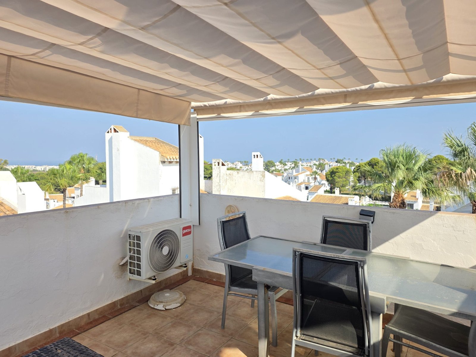 Beautifully presented 2-bedroom, 1-bathroom apartment for sale in the highly sought-after Verdemar III community, Villamartín, Orihuela Costa. Locat