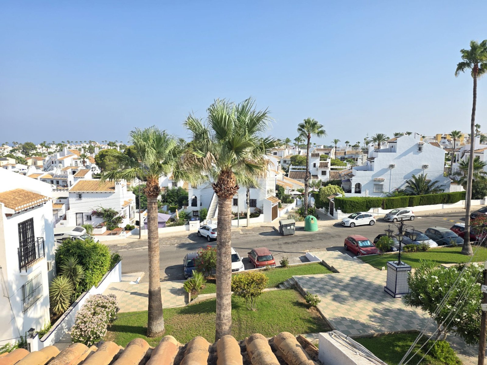 Beautifully presented 2-bedroom, 1-bathroom apartment for sale in the highly sought-after Verdemar III community, Villamartín, Orihuela Costa. Locat