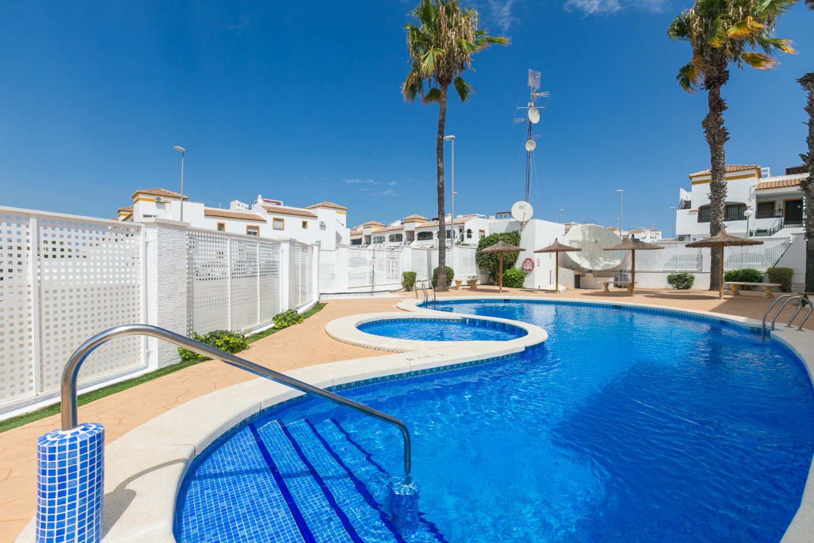 In dem beliebten Vistabella Golf Resort, Entre Naranjos, nur wenige Minuten von San Miguel de Salinas entfernt, gelegen, ist dieses wunderschön präse
