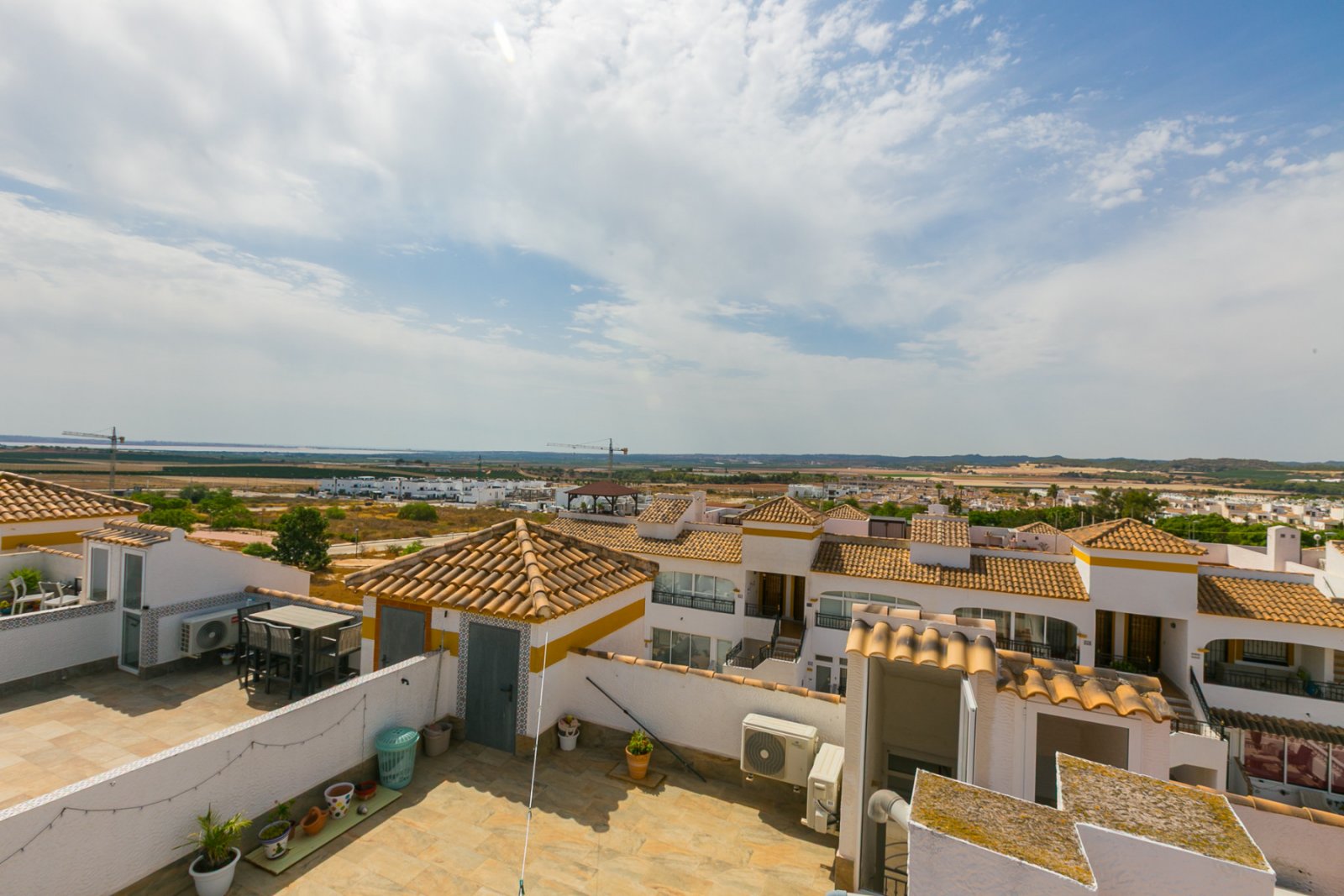 In dem beliebten Vistabella Golf Resort, Entre Naranjos, nur wenige Minuten von San Miguel de Salinas entfernt, gelegen, ist dieses wunderschön präse