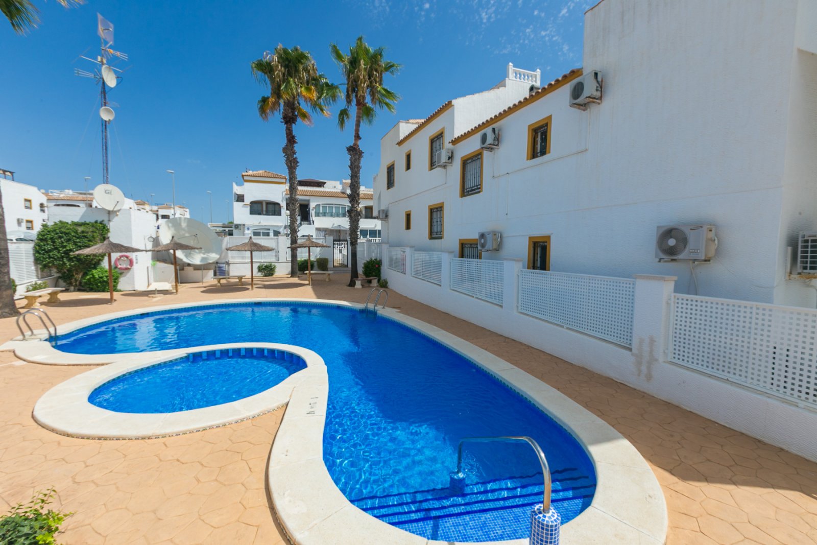 In dem beliebten Vistabella Golf Resort, Entre Naranjos, nur wenige Minuten von San Miguel de Salinas entfernt, gelegen, ist dieses wunderschön präse