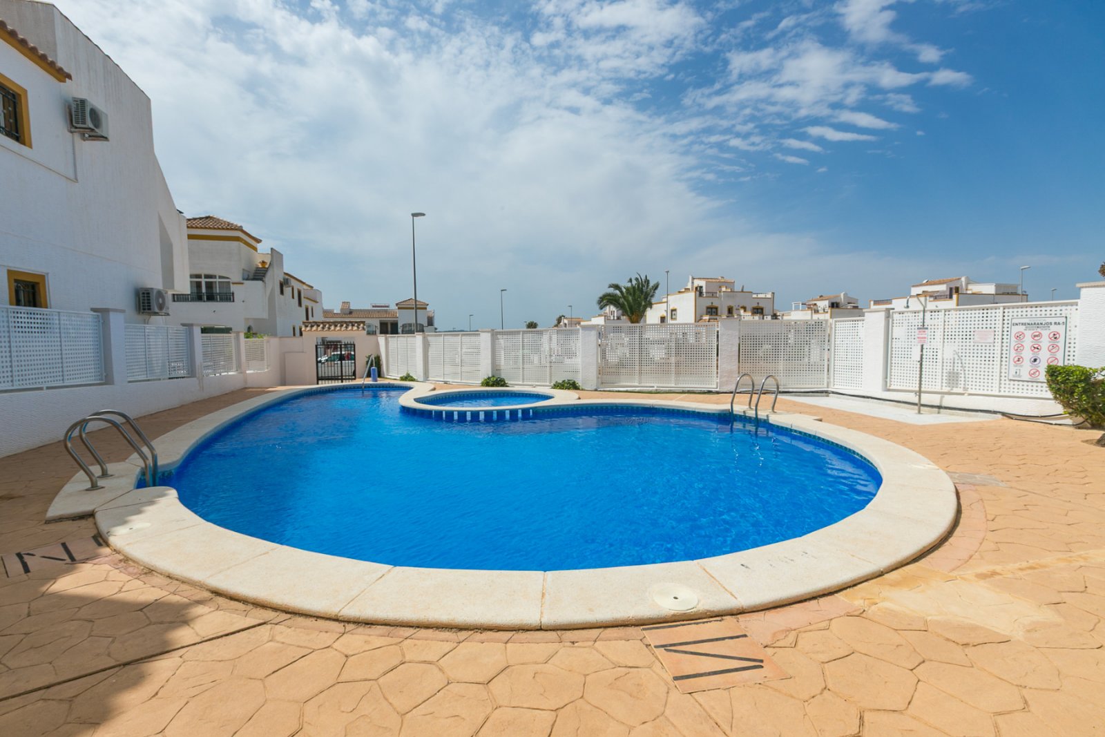 In dem beliebten Vistabella Golf Resort, Entre Naranjos, nur wenige Minuten von San Miguel de Salinas entfernt, gelegen, ist dieses wunderschön präse