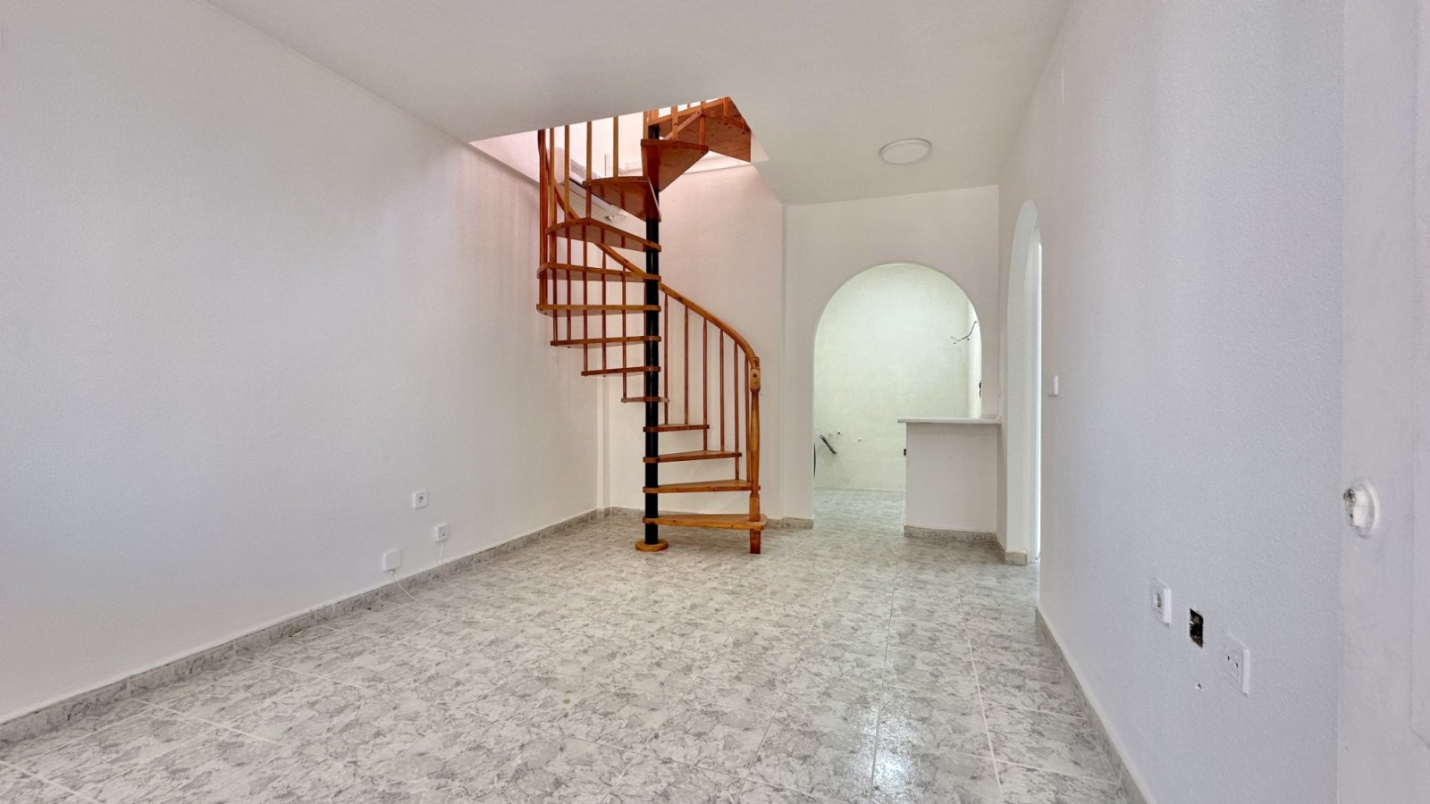 Diese Wohnung im ersten Stock liegt in der gefragten Gegend von Playa Flamenca und bietet großes Potenzial für alle, die ein Feriendomizil oder eine