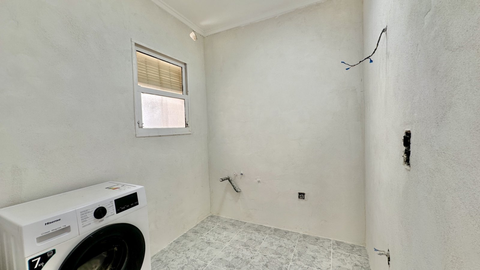 Diese Wohnung im ersten Stock liegt in der gefragten Gegend von Playa Flamenca und bietet großes Potenzial für alle, die ein Feriendomizil oder eine