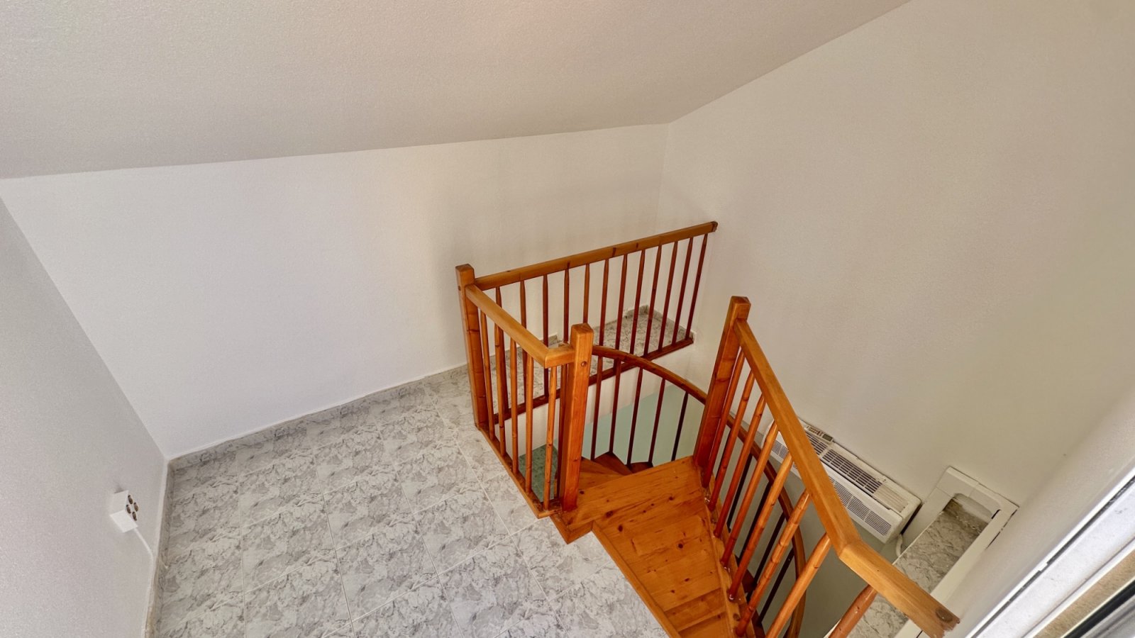 Diese Wohnung im ersten Stock liegt in der gefragten Gegend von Playa Flamenca und bietet großes Potenzial für alle, die ein Feriendomizil oder eine