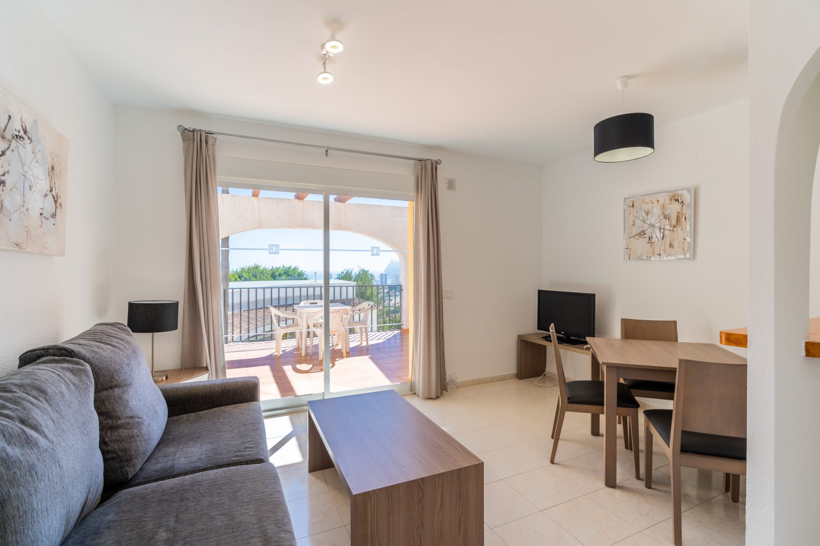 In der schönen Stadt Calpe gelegen, bietet diese Wohnanlage eine Vielzahl von Wohnmöglichkeiten, die auf unterschiedliche Bedürfnisse und Vorlieben z
