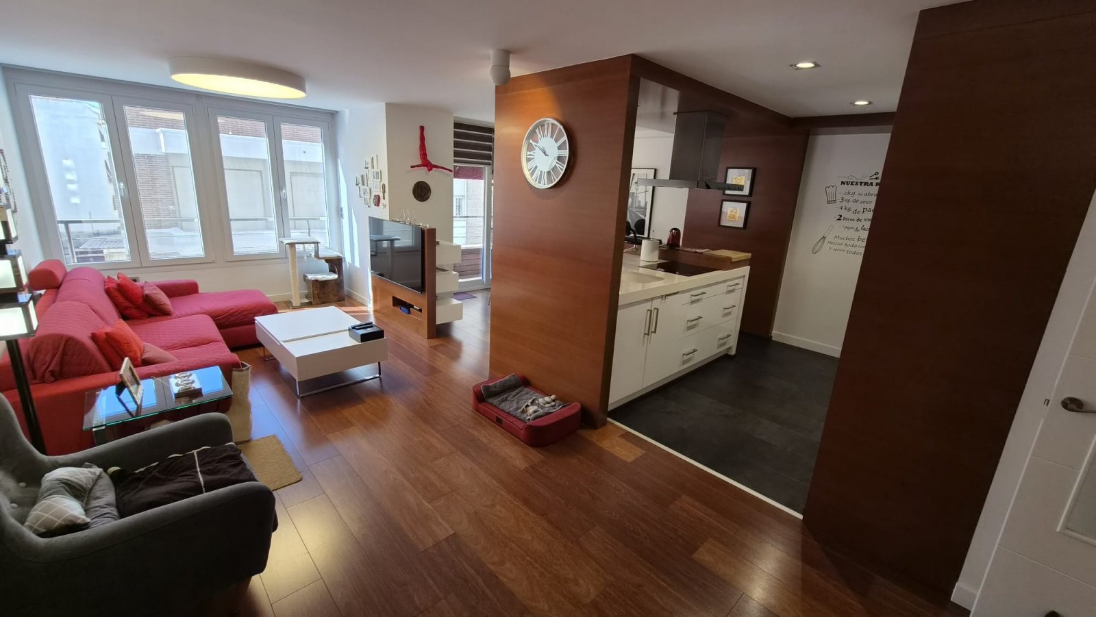 Spektakuläre Luxuswohnung mit 4 Schlafzimmern, die in 3 geräumige Schlafzimmer mit Ankleidezimmern umgewandelt wurden.

Di