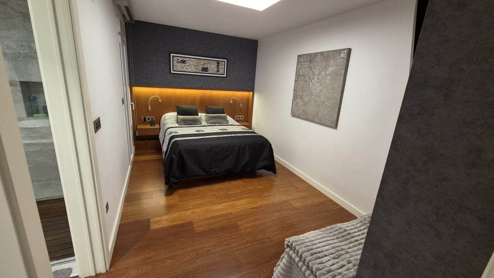 Spektakuläre Luxuswohnung mit 4 Schlafzimmern, die in 3 geräumige Schlafzimmer mit Ankleidezimmern umgewandelt wurden.

Di