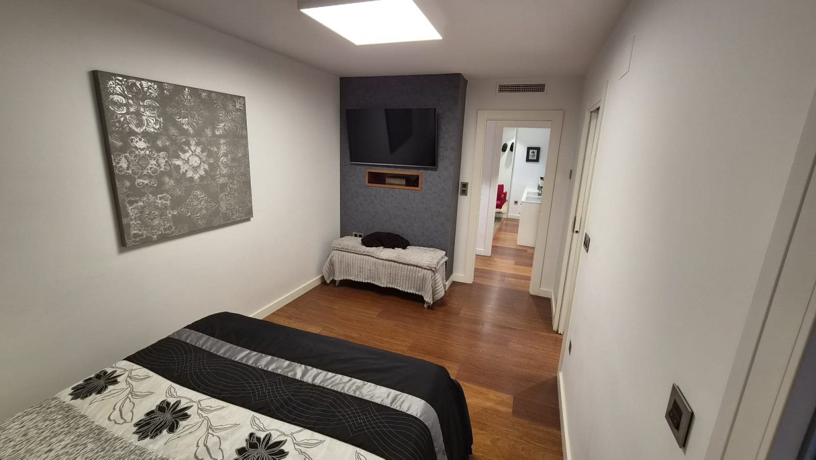 Spektakuläre Luxuswohnung mit 4 Schlafzimmern, die in 3 geräumige Schlafzimmer mit Ankleidezimmern umgewandelt wurden.

Di