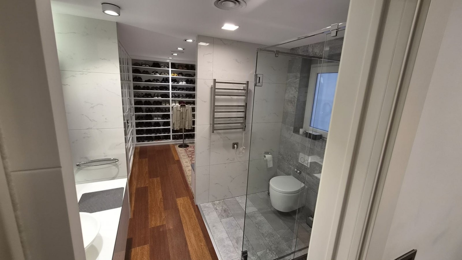 Spektakuläre Luxuswohnung mit 4 Schlafzimmern, die in 3 geräumige Schlafzimmer mit Ankleidezimmern umgewandelt wurden.

Di