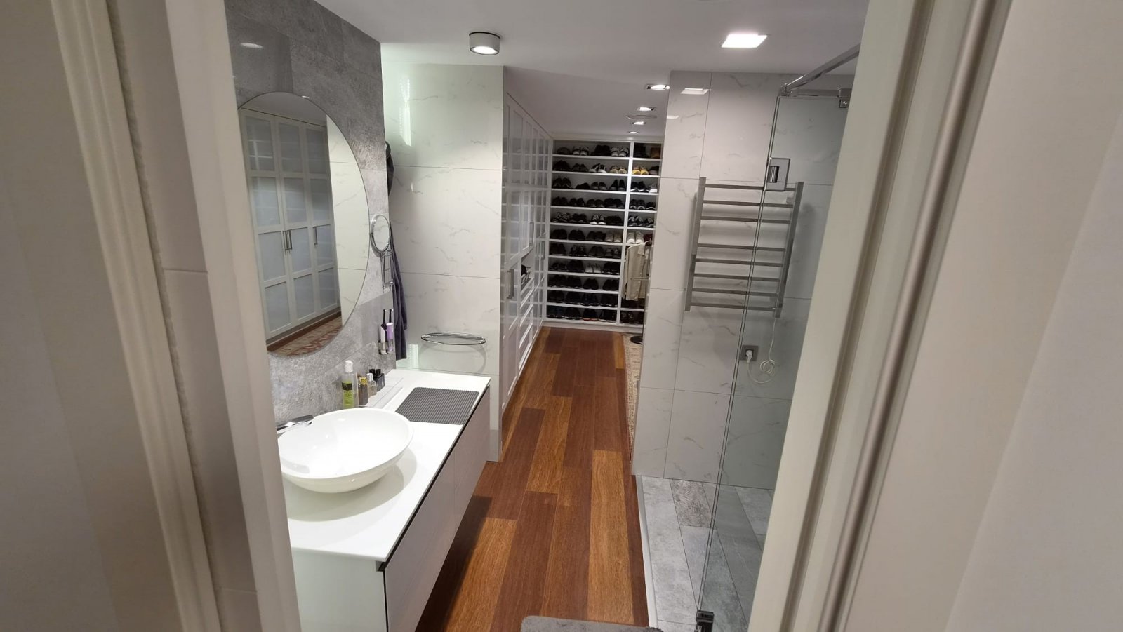 Spektakuläre Luxuswohnung mit 4 Schlafzimmern, die in 3 geräumige Schlafzimmer mit Ankleidezimmern umgewandelt wurden.

Di