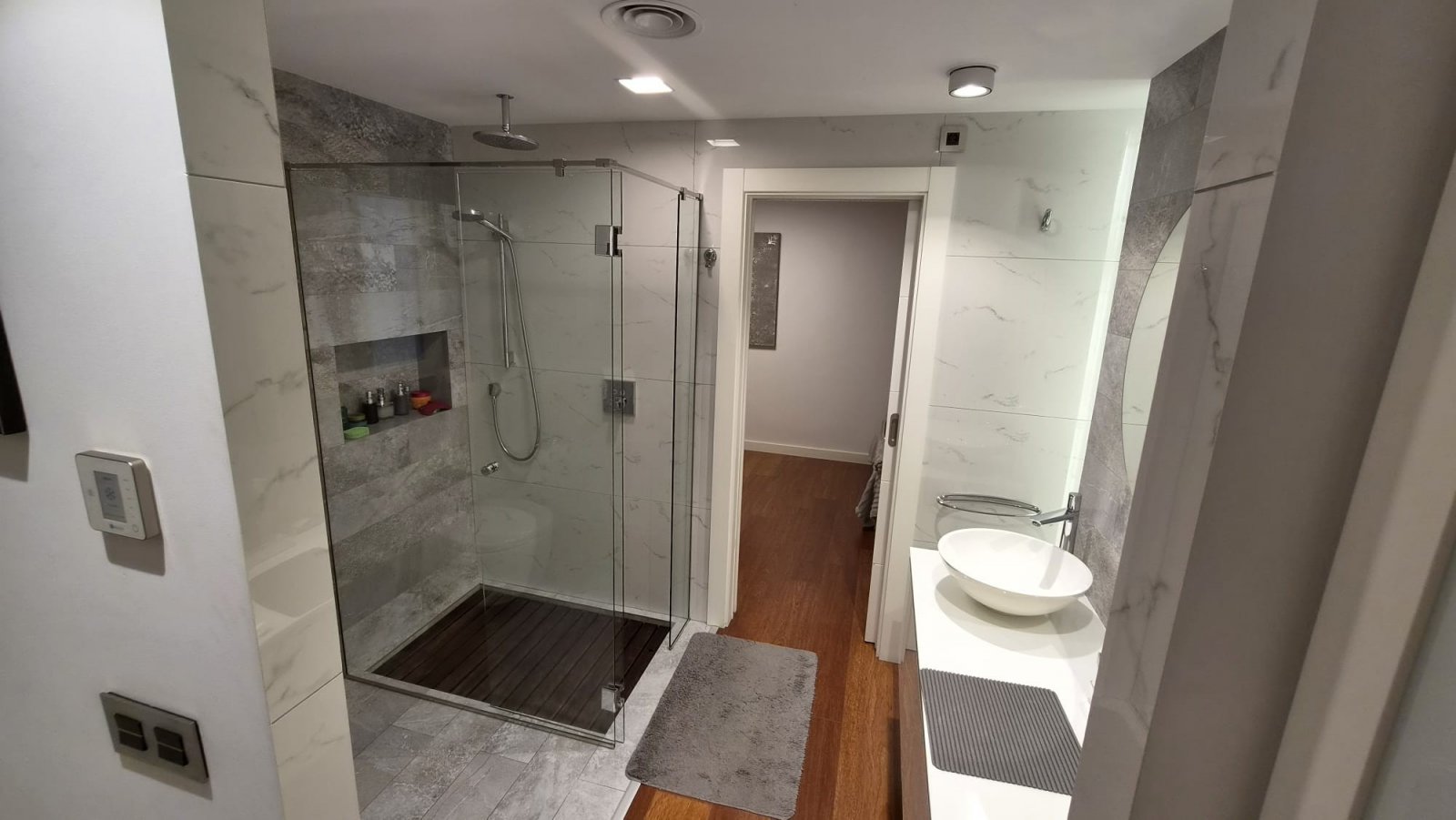 Spektakuläre Luxuswohnung mit 4 Schlafzimmern, die in 3 geräumige Schlafzimmer mit Ankleidezimmern umgewandelt wurden.

Di
