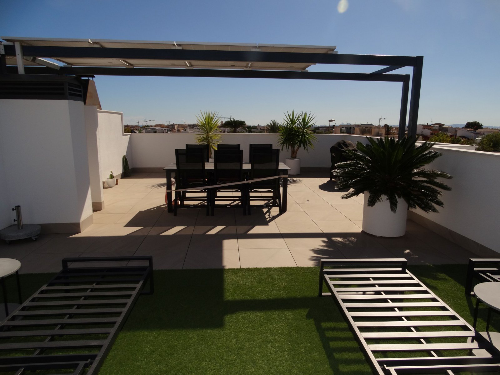 Im charmanten Ort Pilar de la Horadada gelegen, bietet dieser exklusive Bungalow eine einzigartige Gelegenheit, das Leben an der Costa Blanca zu geni