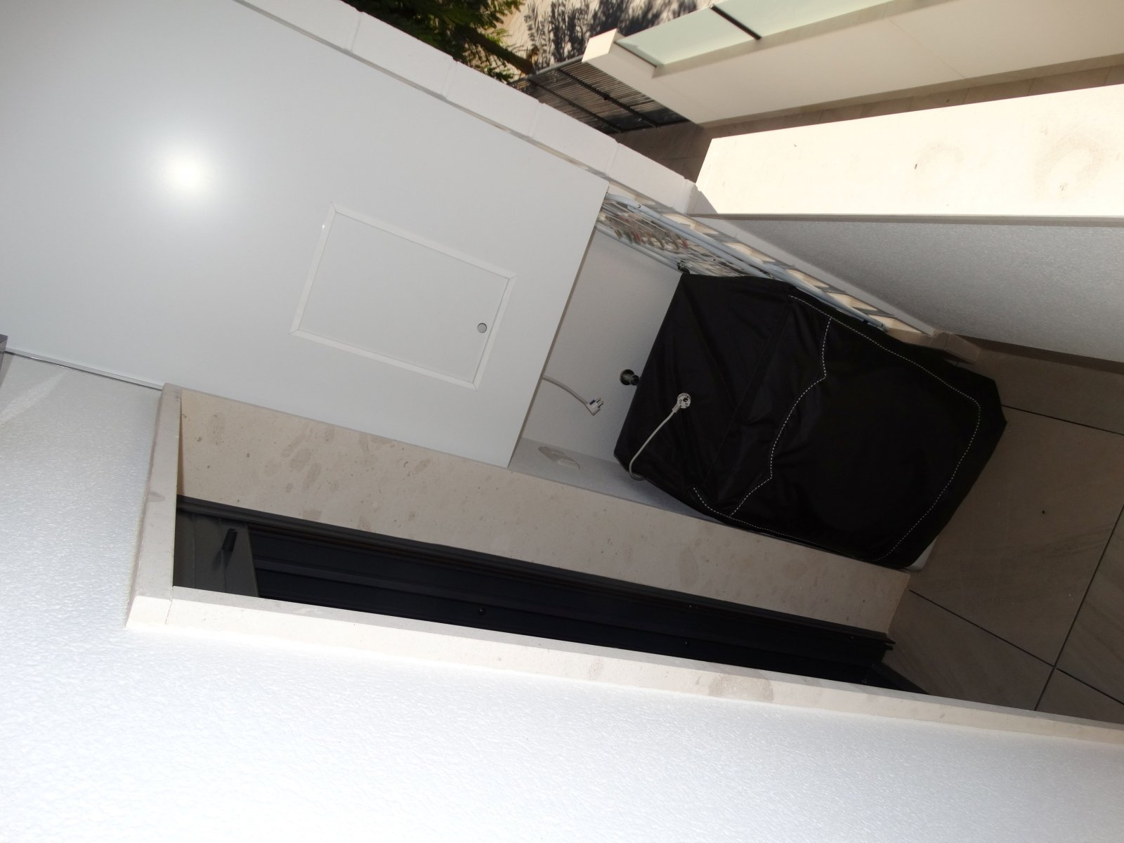 Im charmanten Ort Pilar de la Horadada gelegen, bietet dieser exklusive Bungalow eine einzigartige Gelegenheit, das Leben an der Costa Blanca zu geni