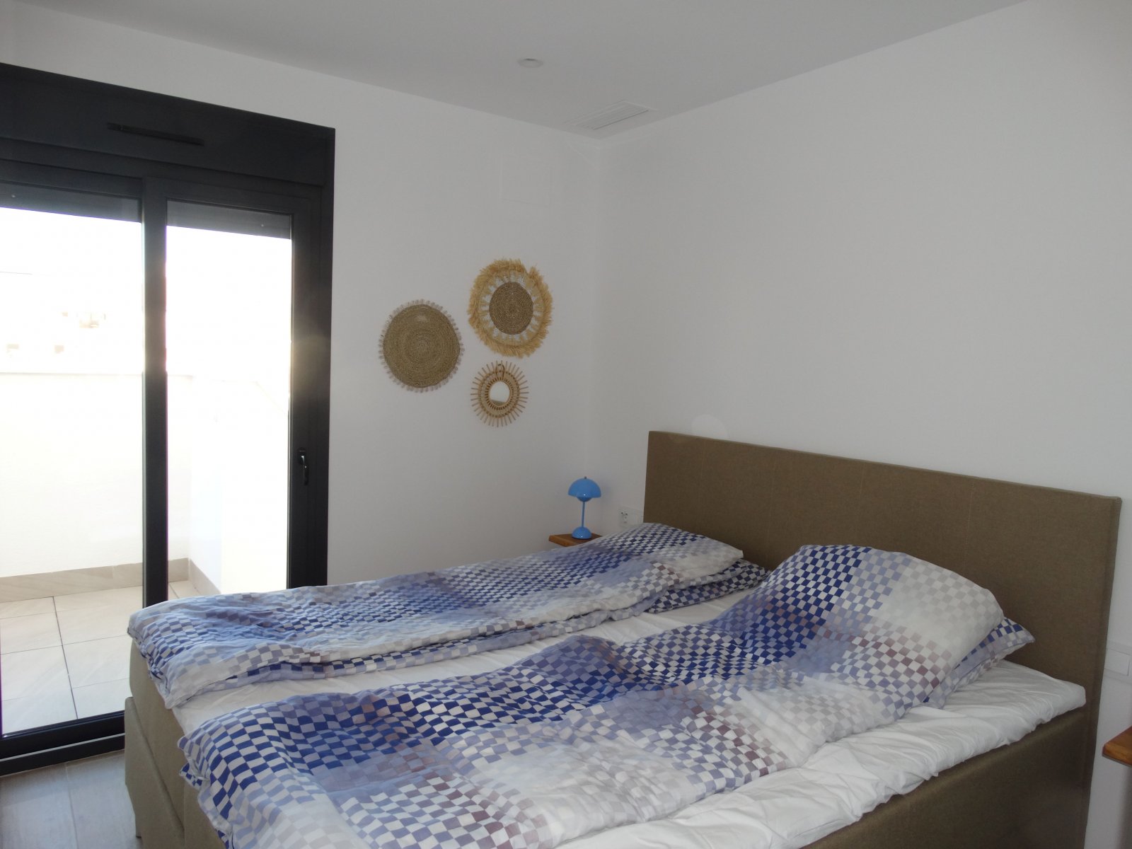 Im charmanten Ort Pilar de la Horadada gelegen, bietet dieser exklusive Bungalow eine einzigartige Gelegenheit, das Leben an der Costa Blanca zu geni