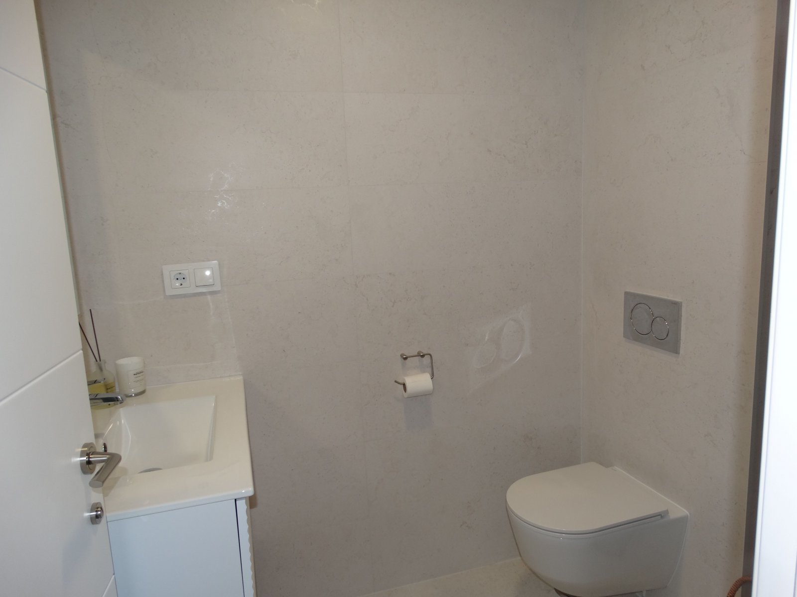 Im charmanten Ort Pilar de la Horadada gelegen, bietet dieser exklusive Bungalow eine einzigartige Gelegenheit, das Leben an der Costa Blanca zu geni