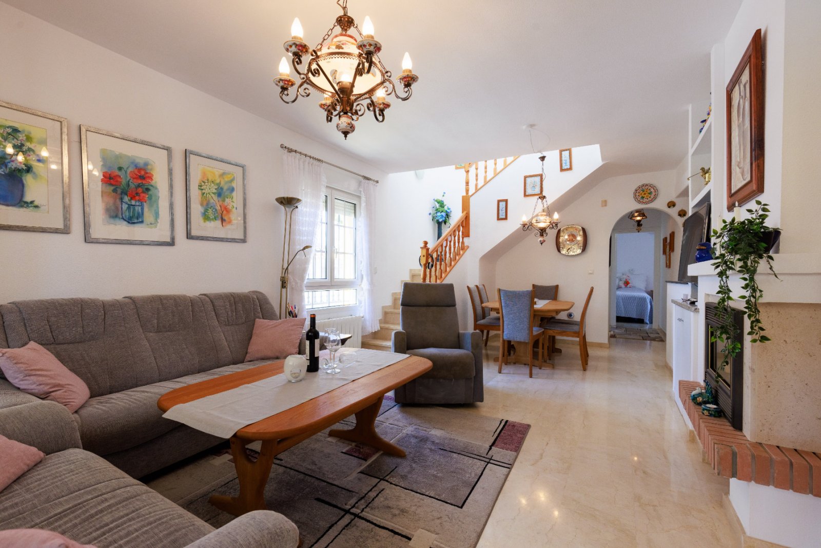 Diese wunderschön gelegene, freistehende Villa mit 3 Schlafzimmern und 2 Bädern in Villamartín Rioja (Grundstücksgröße 285 m²) besticht durch ihre be