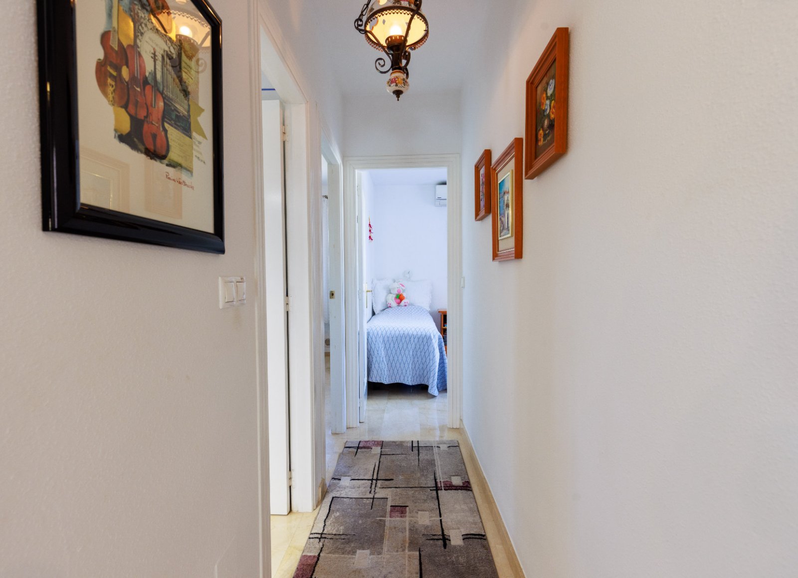 Diese wunderschön gelegene, freistehende Villa mit 3 Schlafzimmern und 2 Bädern in Villamartín Rioja (Grundstücksgröße 285 m²) besticht durch ihre be